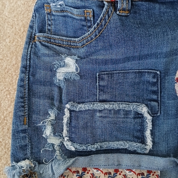 New Lauren Conrad Womens Distressed Jean Shorts Floral Belt Sz 4. FL - Picture 3 of 6